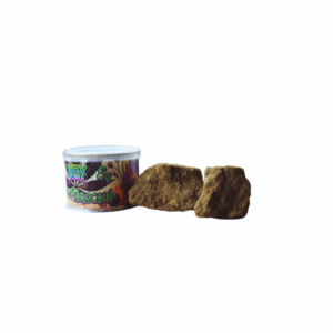 Boîte colorée de résine de CBD Marocain avec résine présentée à côté