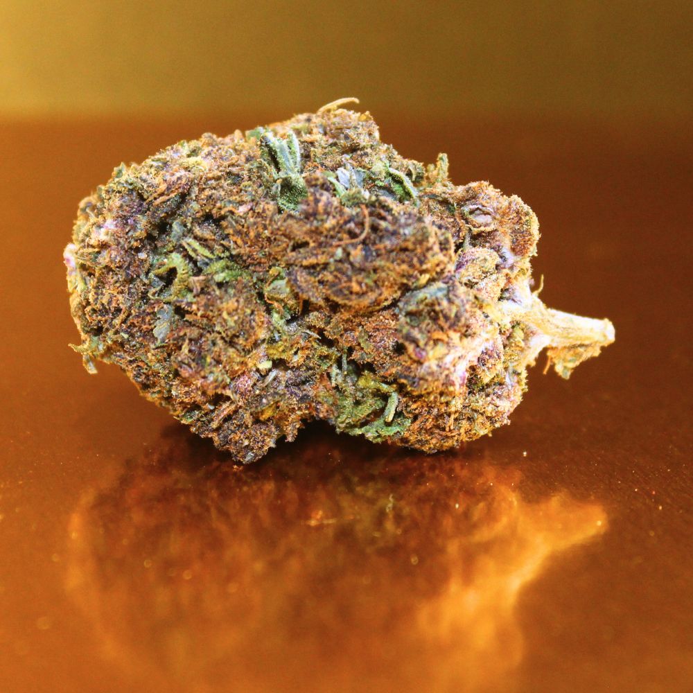 Fleur de CBD Purple Cake premium aux teintes violettes, bourgeons medium-big cultivés en serre avec arômes gourmands vanillés