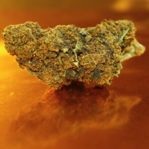 Fleur de CBD Strawberry premium d'Italie en culture greenhouse, bourgeons medium-big aux arômes authentiques de fraise sucrée et crémeuse