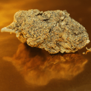 Fleur de CBD OG Kush premium d'Italie en culture greenhouse, bourgeons medium-big aux arômes boisés légendaires et notes terreuses citronnées